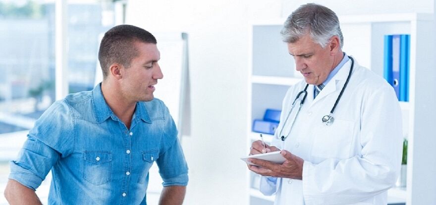zdravnik pacientu priporoči pripomoček za prostatitis